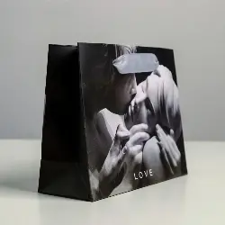 Маленький бумажный подарочный пакет LOVE - 15 х 12 см.